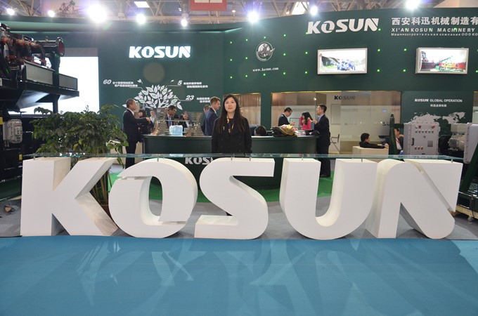 Vice President Liu Danyin Taking a Photo at KOSUN Booth after Interview