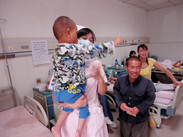 Touched Fang Wenchang thanks the staff many times, holding the donation in hands.