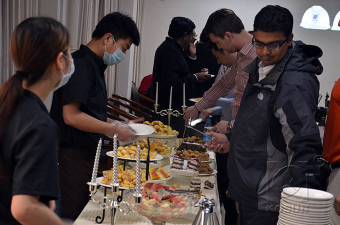Students are enjoying buffet during the break.